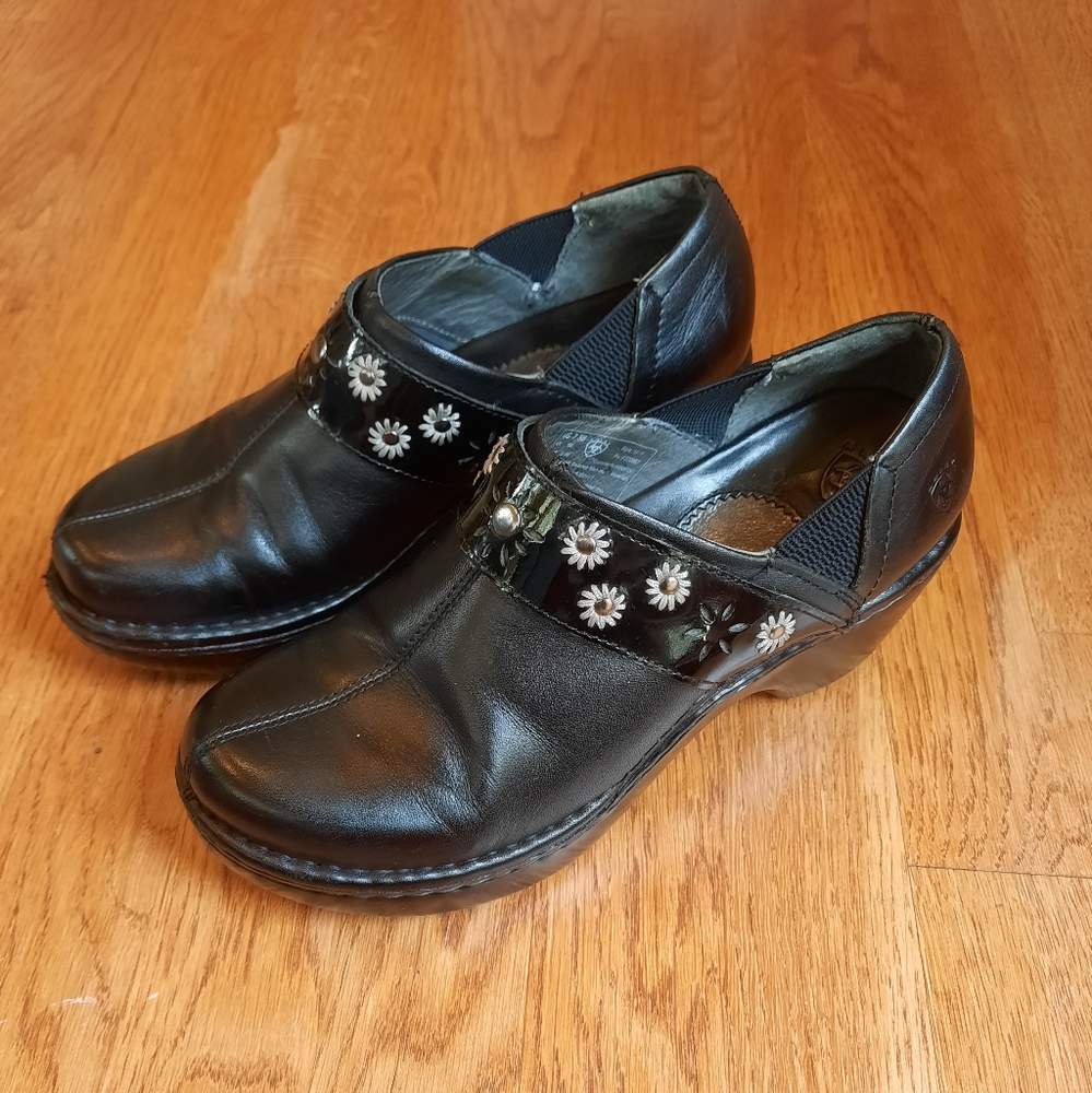 Ariat Women's Westlake Black Leather Clogs Studded Embroidered Flower Size 7.5 B